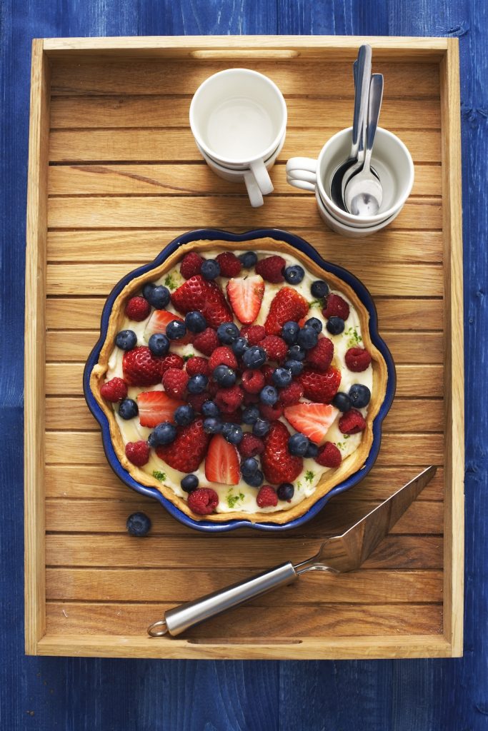chokladpaj i blå form, med jordgubbar, blåbär och hallon
