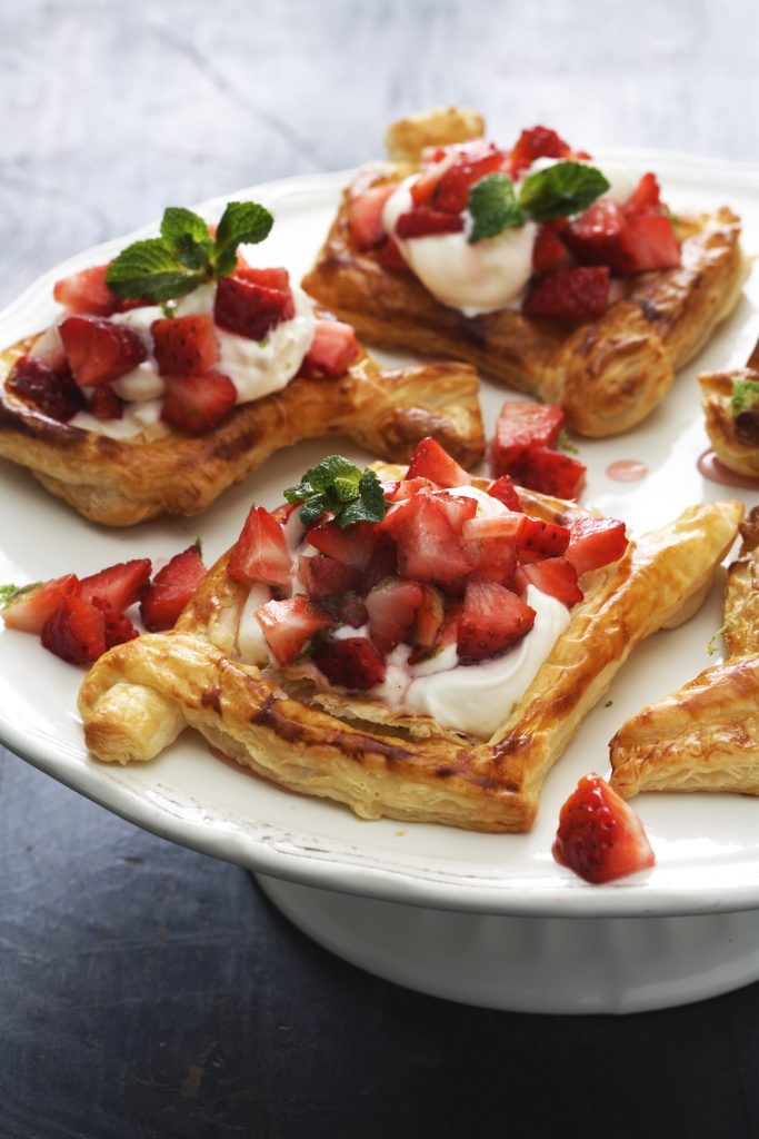 fruktflarn av smördeg, med bär och grädde