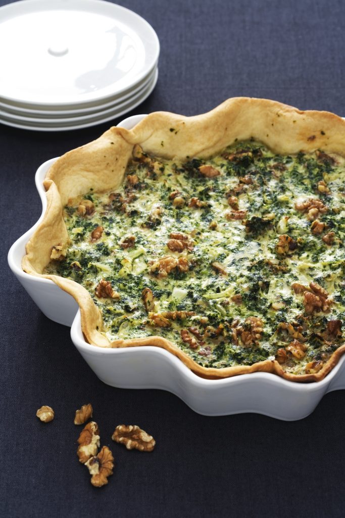 Grönkålspaj med valnötter i vågig ugnsform