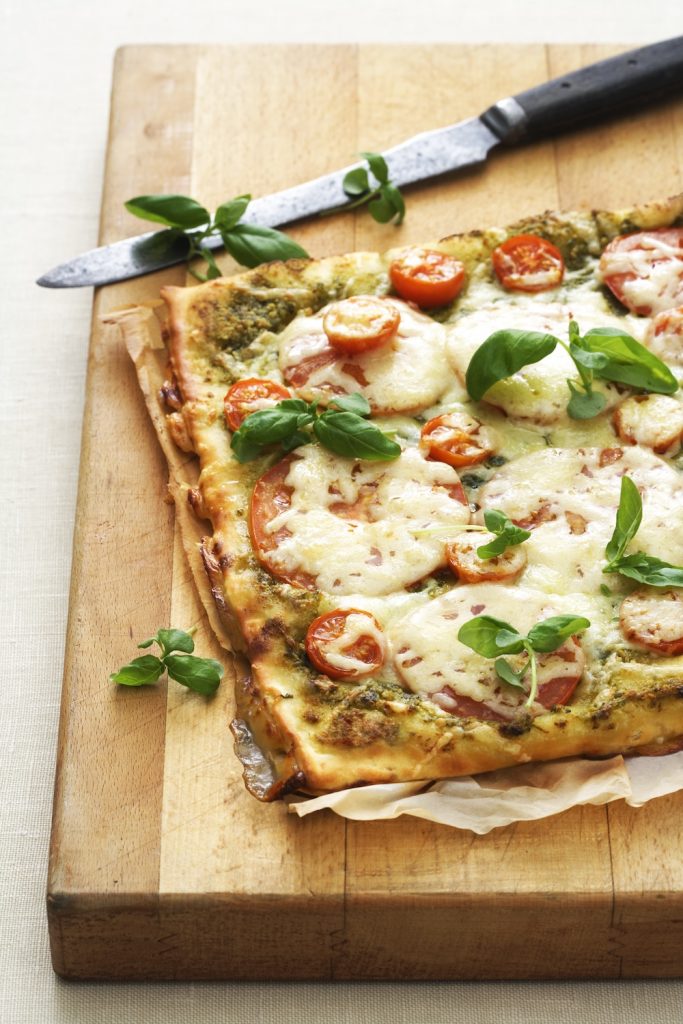 Pizza med pesto, mozzarella och tomat