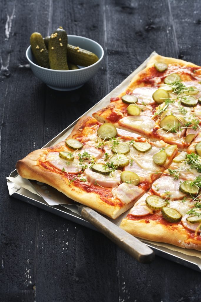 Pizza med falukorv och saltgurka