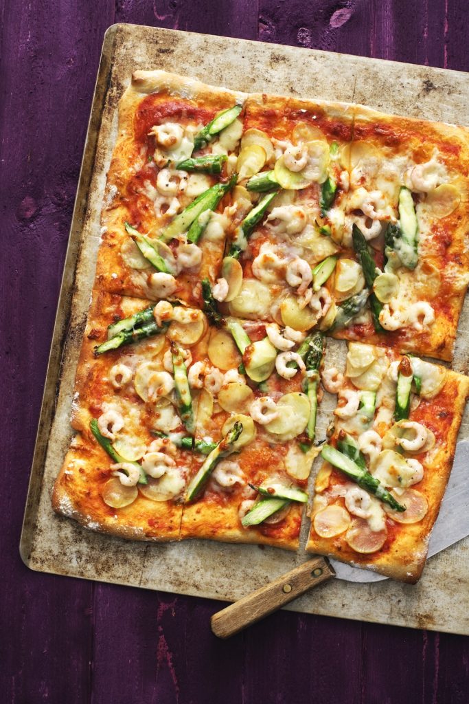 Pizza med sparris, potatis, räkor och parmesan
