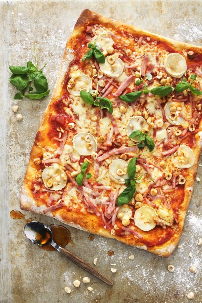 Pizza med chevre, skinka och hasselnötter