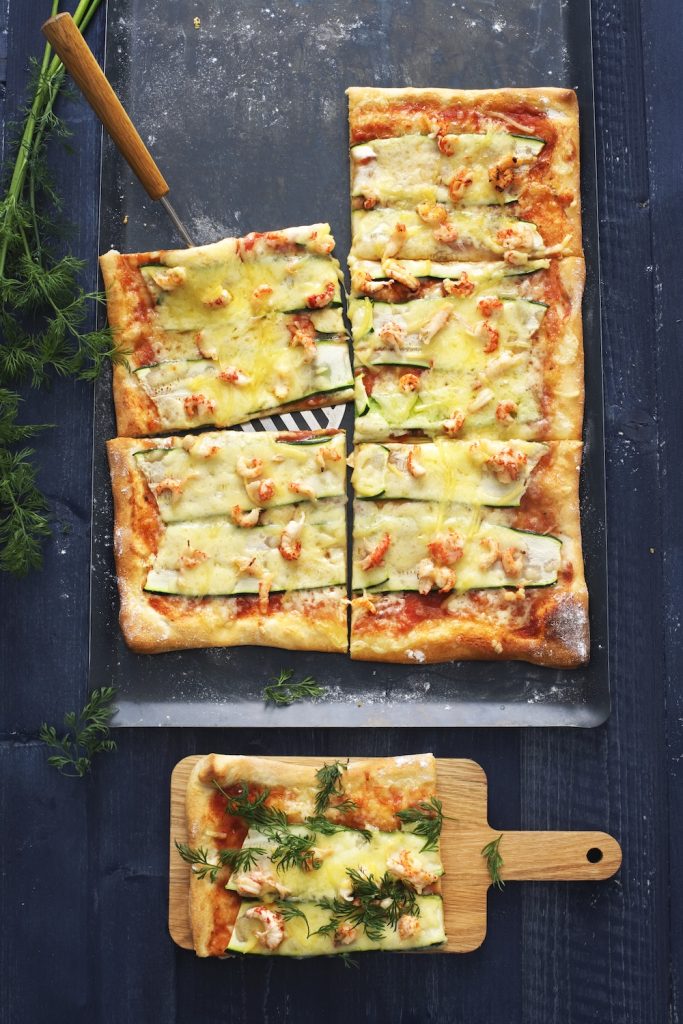 Pizza med zuccini, kräftor, dill och västerbottensost