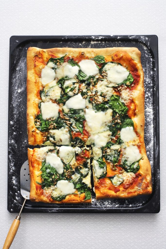 Pizza med spenat, mozzarella och solrosfrön