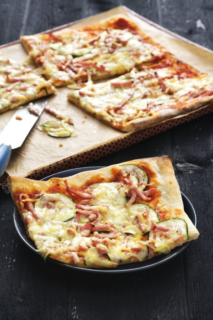 Pizza med rökt skinka och zuccini