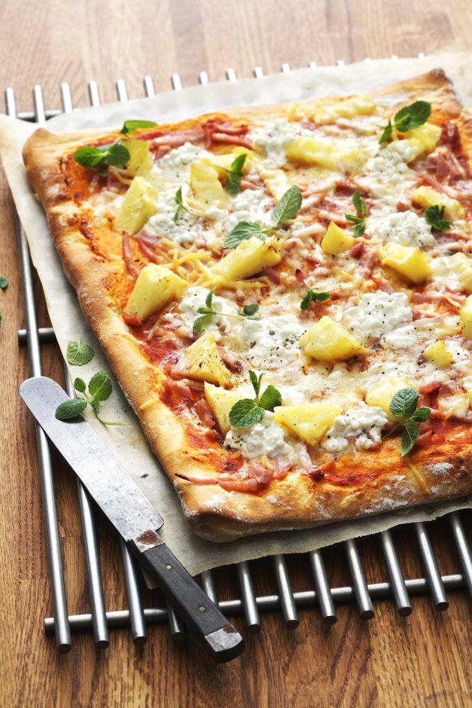 Pizza med annnanas och keso på gallerfat