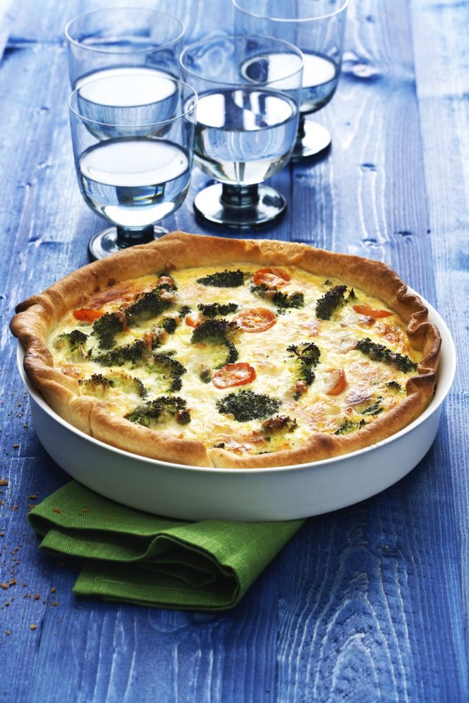 Broccoli- och vitlökspaj och fyra glas