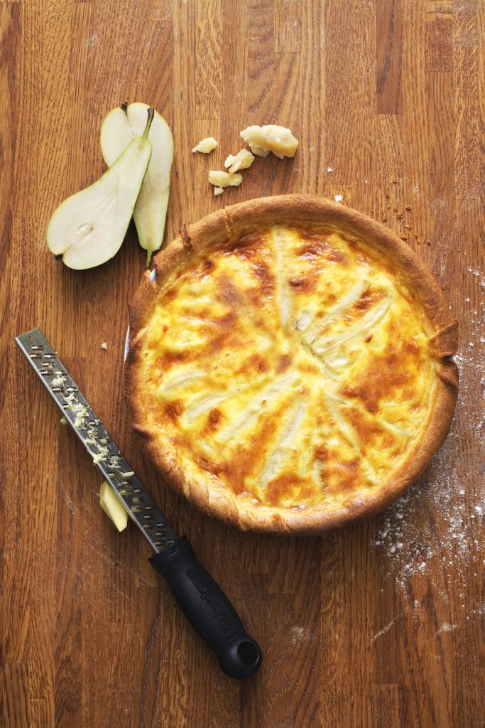 Päron- och ingefärspaj på skärbräda