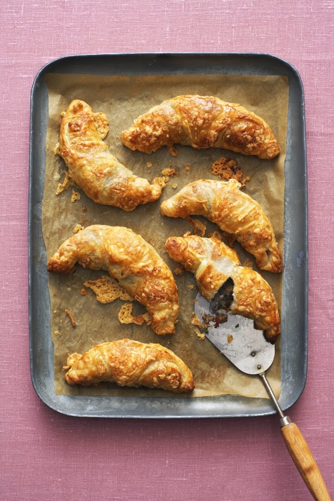 Piroger med nötfärs på svart fat