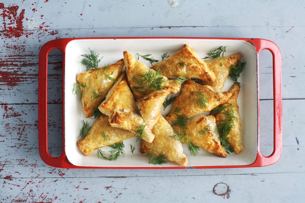 Smördegspajer med ansjovis och kokt potatis