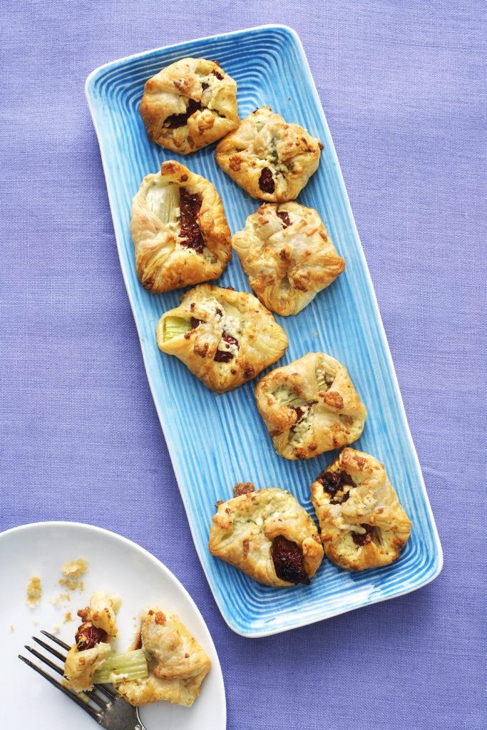 Smördegsknyten med mögelost och soltorkade tomater.