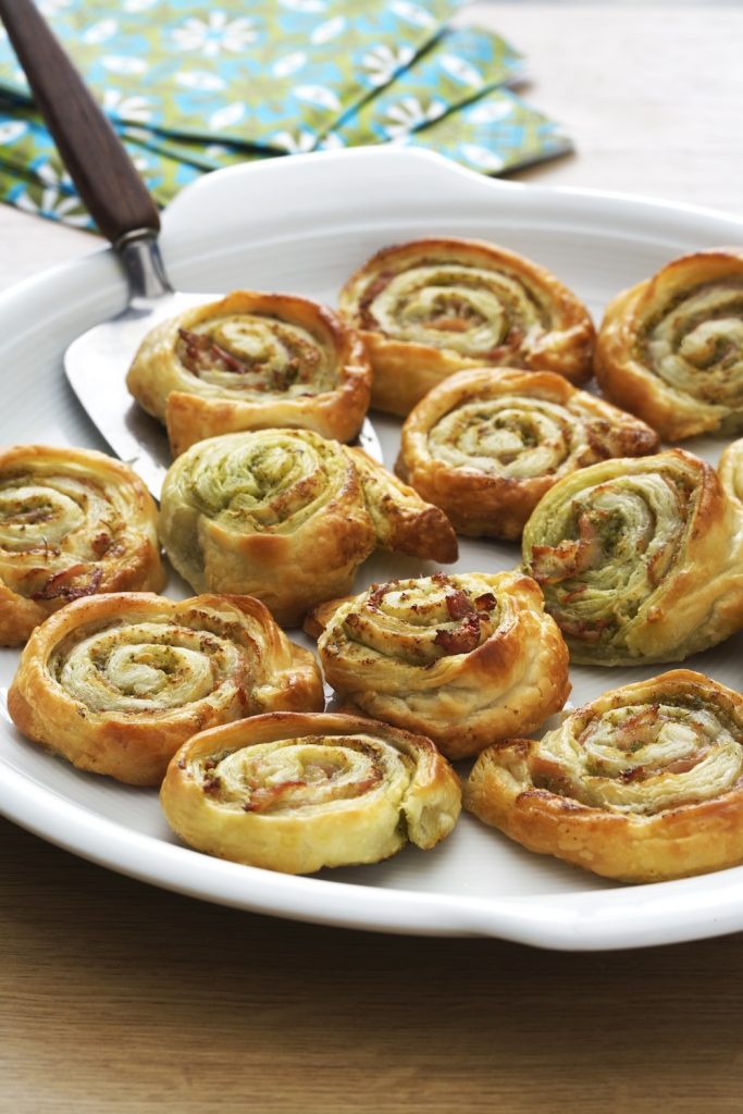 SMÖRDEGSSNURROR med pesto och bacon på uppläggningsfat