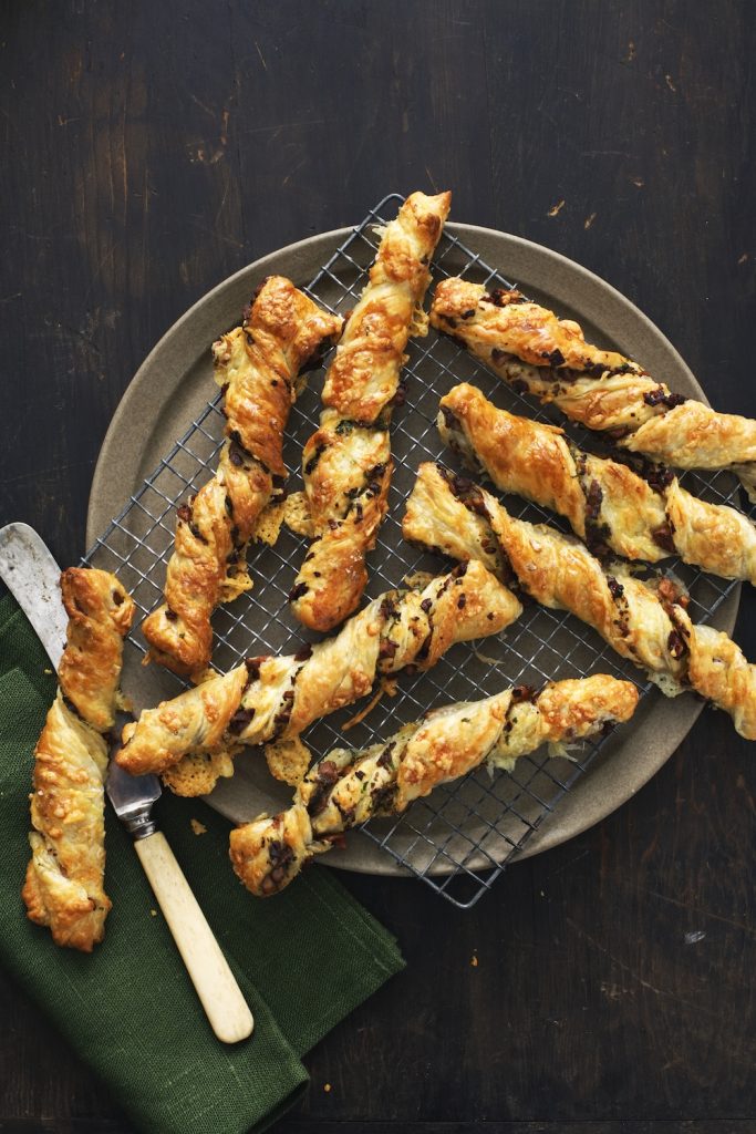 Smördegsrullar med kantarell och bacon