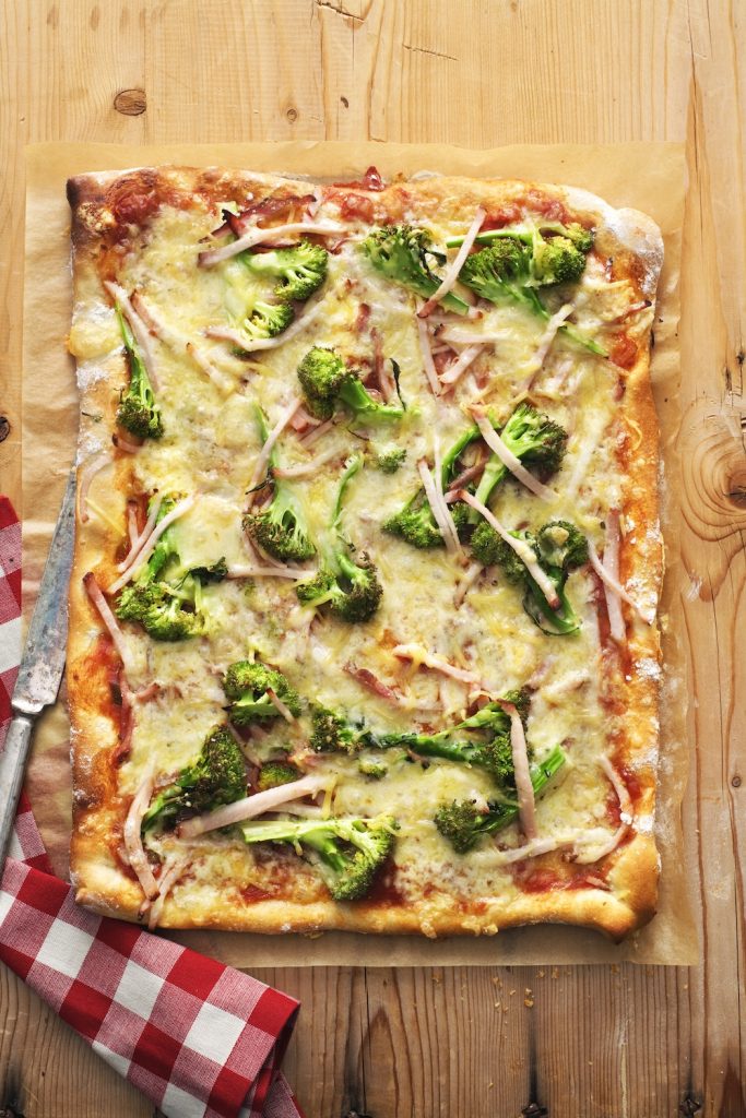 Pizza med skinka och broccoli