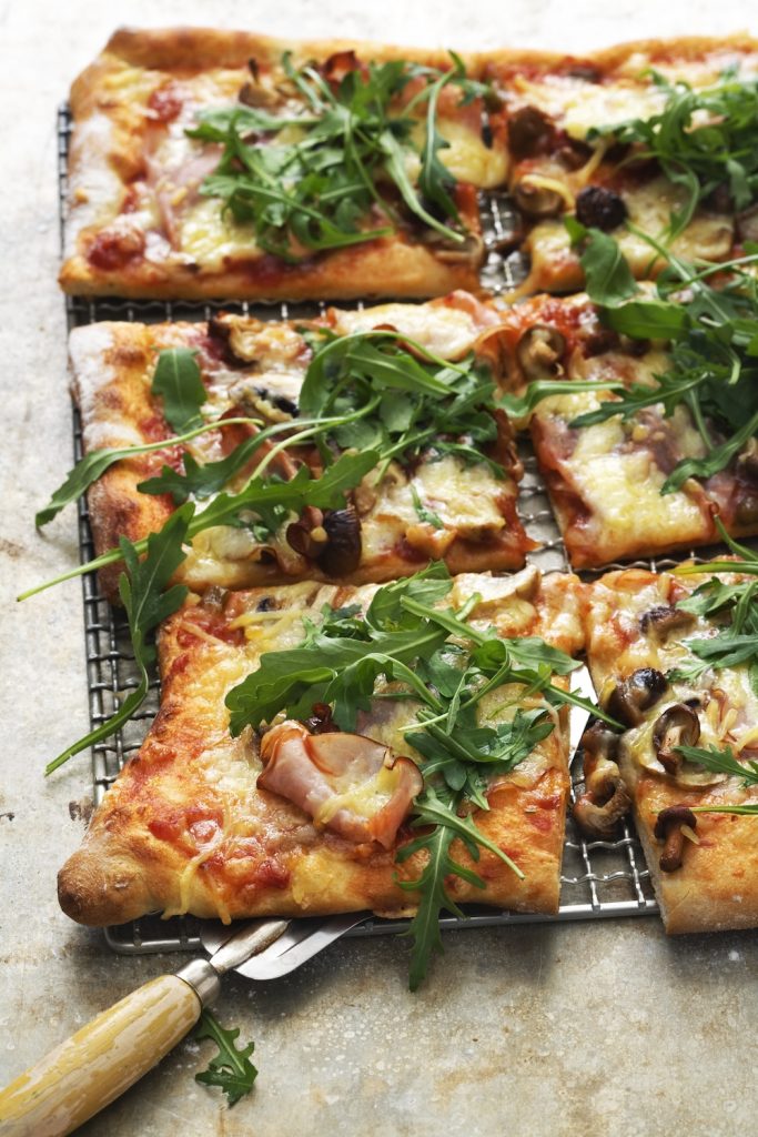Pizza med rökt kalkon, svamp och ruccola