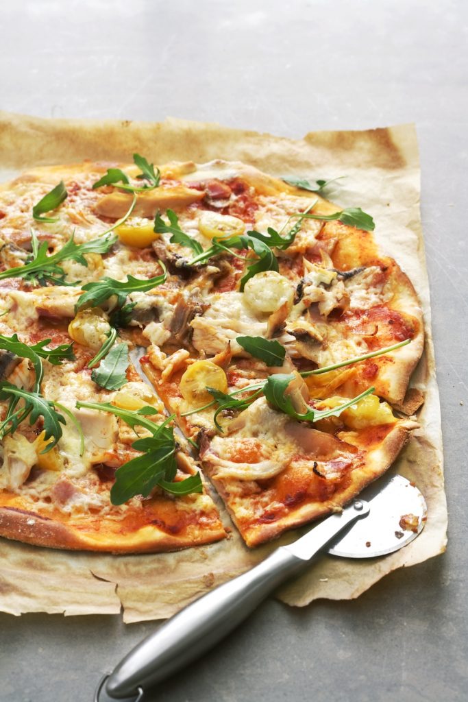 Caesarpizza på tunnpizzabotten toppat med ruccula