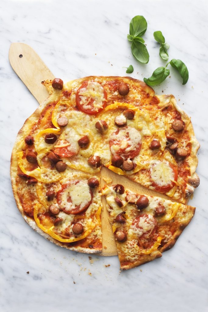 Pizza med pepperonikorv, paprika, tomat och champinjoner