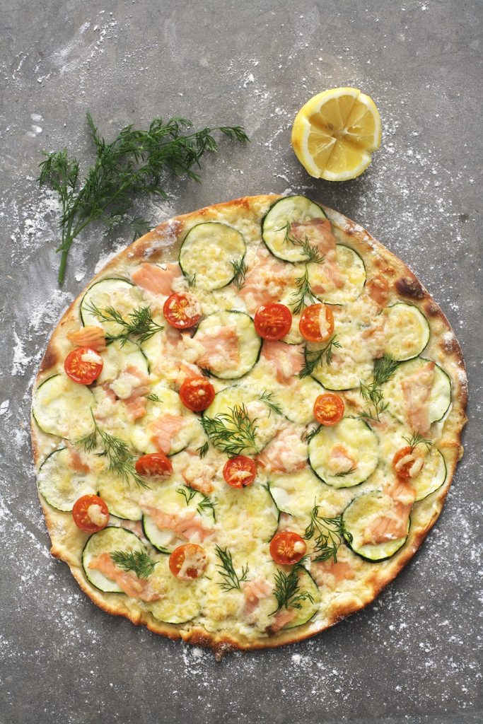 Pizza med zuccini och lax
