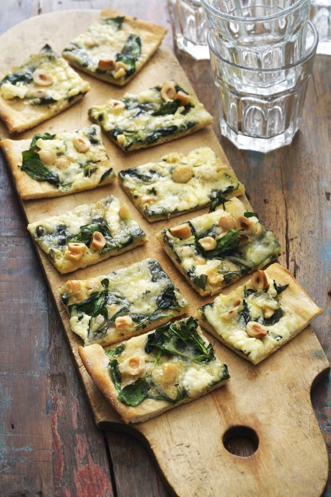 Pizza med ädelost, spenat, hasselnötter och honung