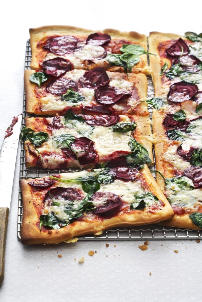 Pizza med kassler, rödbeta och spenat