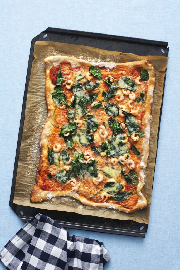 Pizza med räkor och färsk spenat
