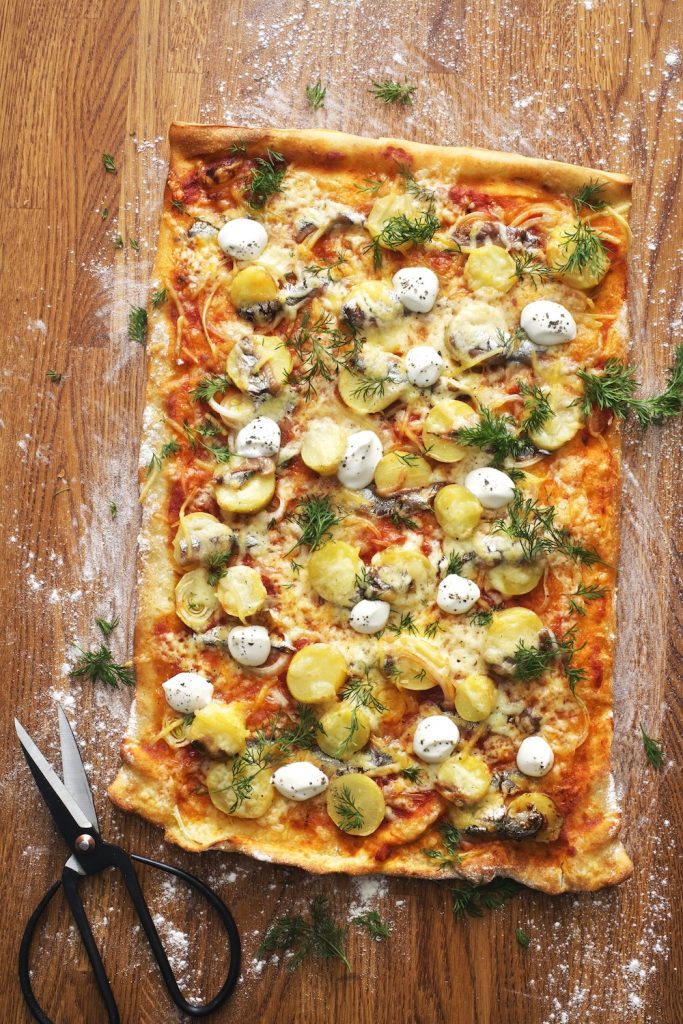 Pizza med ansjovis, färskpotatis, dill och gräddfil