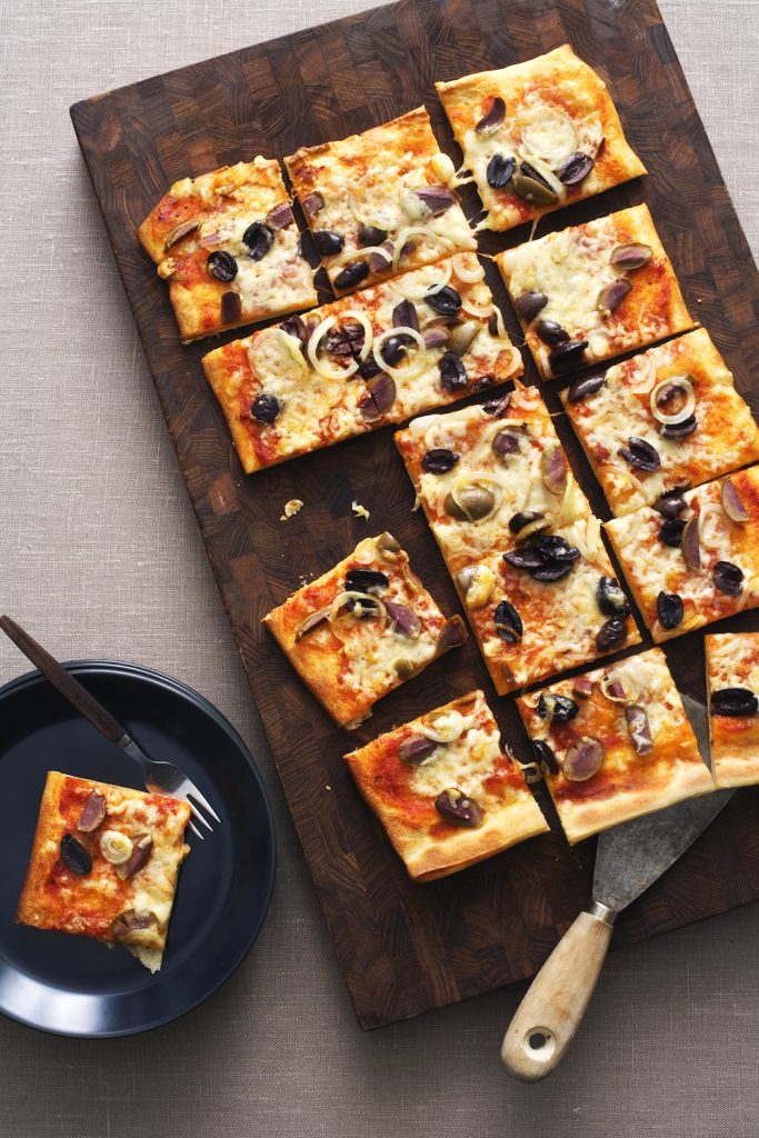 Pizza i smårutor, med ost och oliver