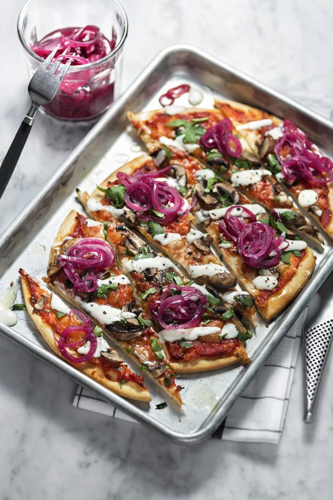 Vårfräsch pizza med picklad rödlök och vit sås