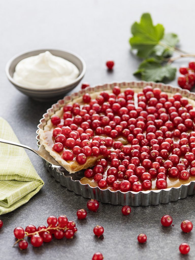 Bakad rabarber- och rödbärsparfait med färska rödbär och grädde. Perfekt som sommarfika.