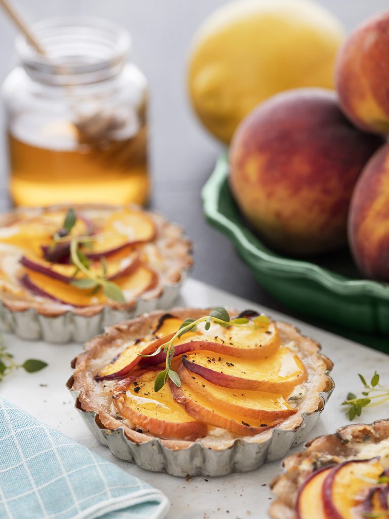 Färdigabelt persikotartelett, smördeg, persikor, ekologiska, bakning, sommar, dessert, frukt, bakverk, hemmagjord.