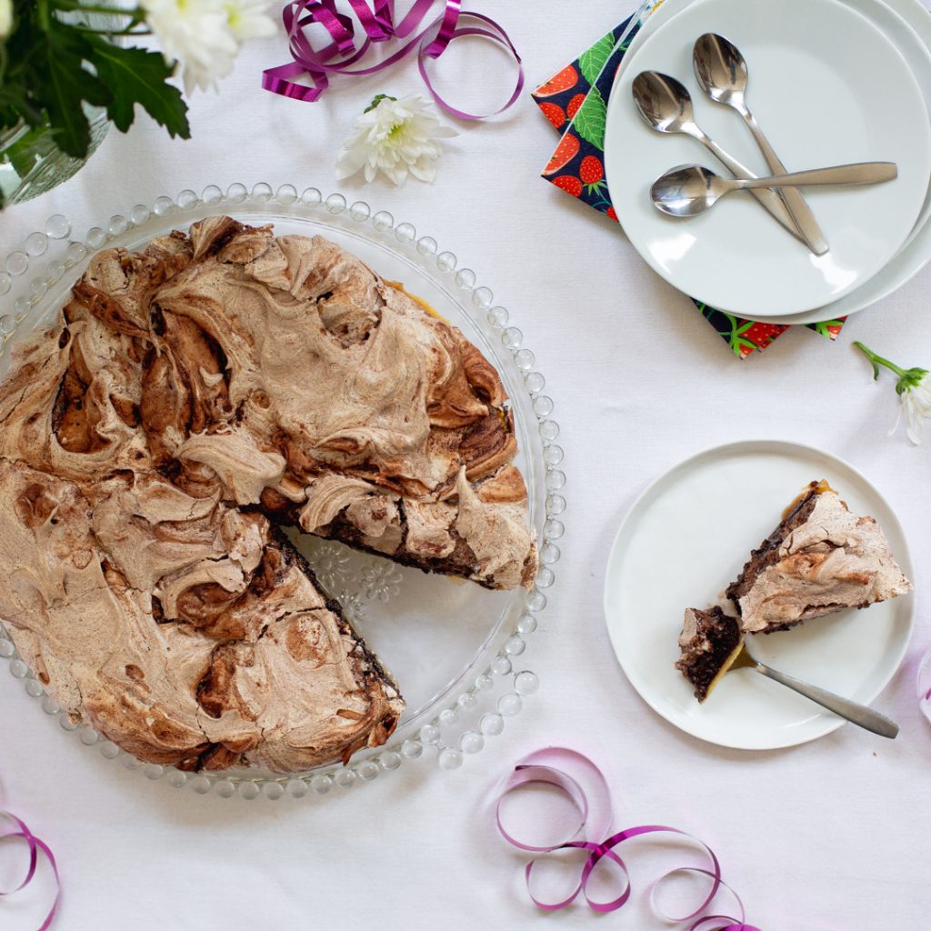 Klassisk chokladtårta från Pop Bakery med maräng- och chokladsmak, perfekt för fest och firande.