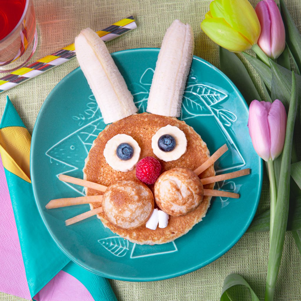 Söt kanin-pannkaka med frukt, perfekt för påskfirande och brunch.