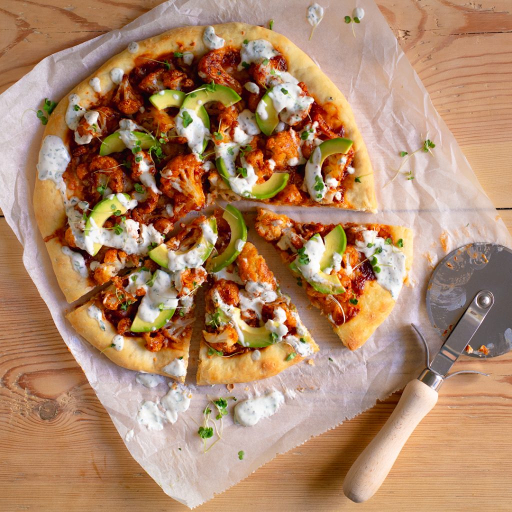 Pizza med blomkål och avocado