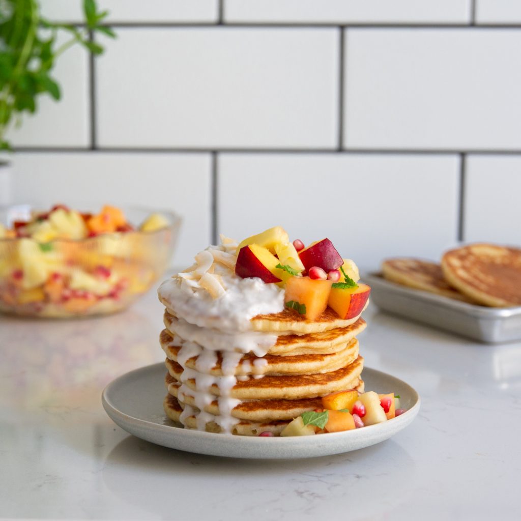 Pannkakor på hög med frukt