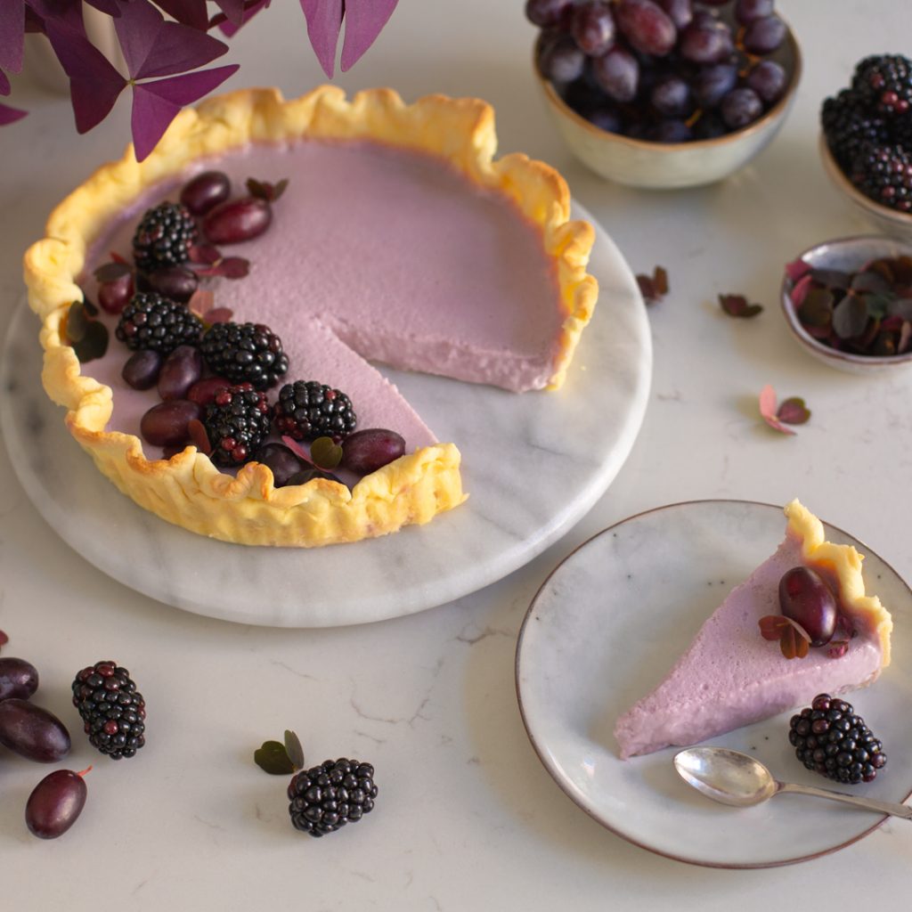 En rund paj med färska björnbär.