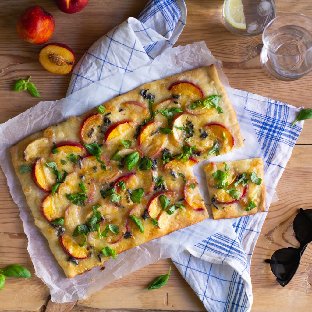 Pizza med persikoskivor