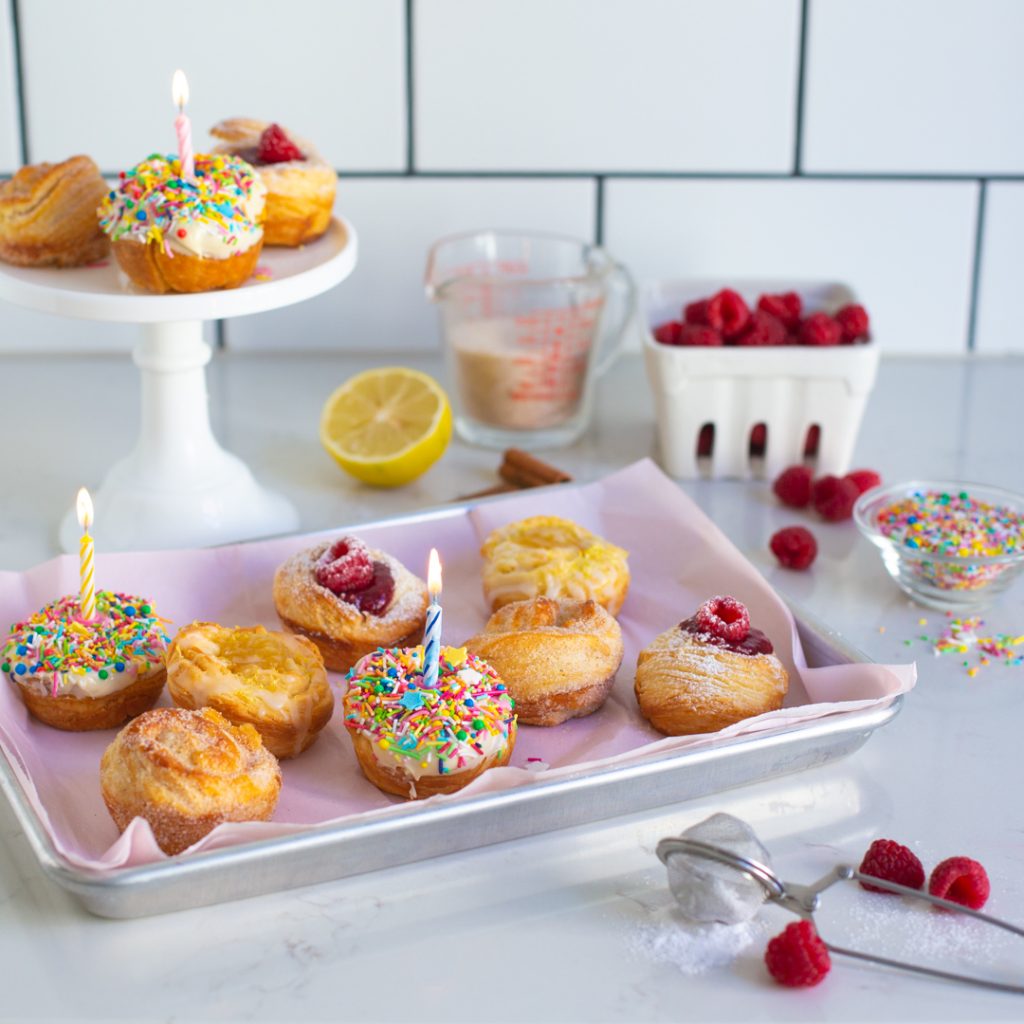 Ett fat med många härliga muffins med olika garnityr.