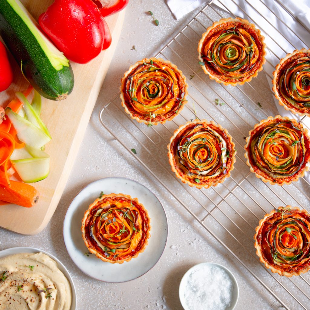 Vackert gjorda tarteletter fotograferade uppifrån på ett bord.