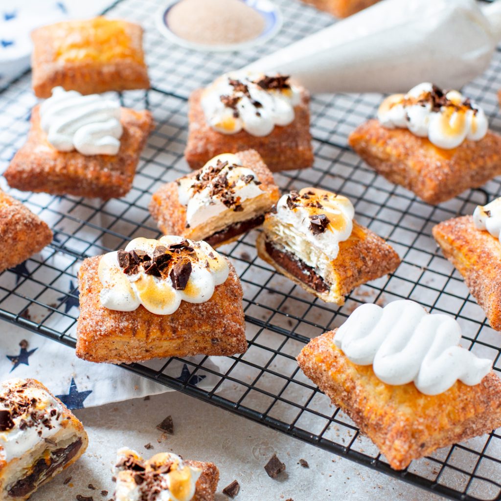 Nybakade smördegskuddar på ett galler.