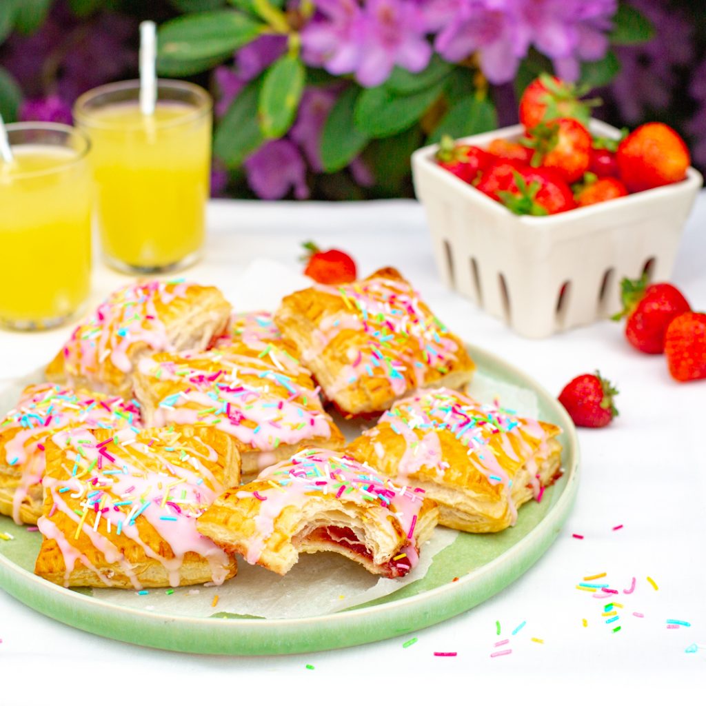 Sm&ouml;rdegskuddar med jordgubbsfyllning uppdukat utomhus p&aring; sommaren